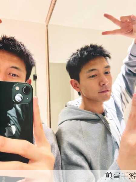 李现晒胶片滤镜自拍，时尚魅力男神的多样风采